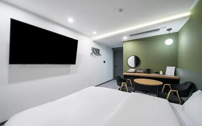 Oda (Deluxe (High-spec 1PC 65" TV Netflix )