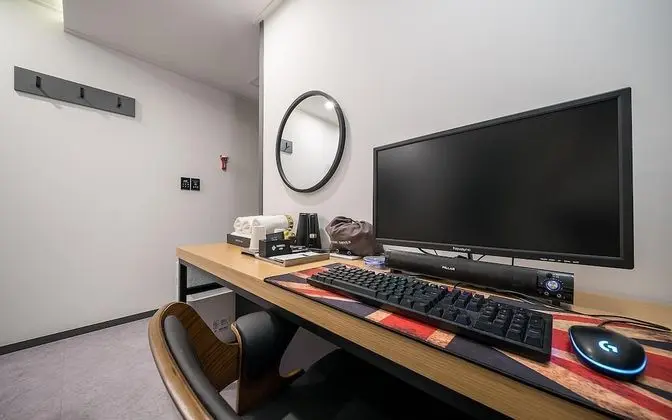Oda (Deluxe (High-spec 1PC 65" TV Netflix )