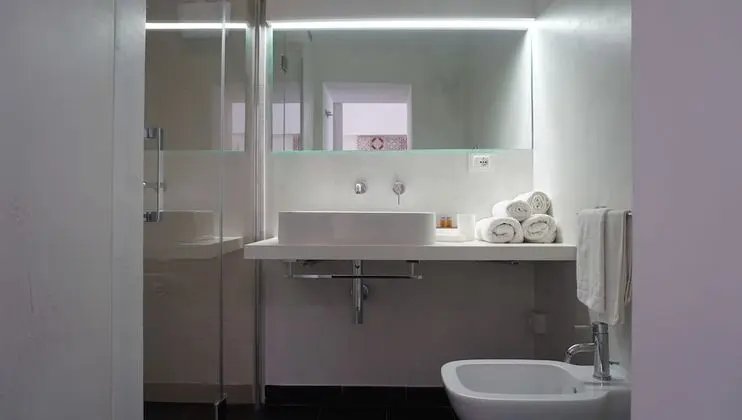 Deluxe Tek Büyük Yataklı Oda, 1 Yatak Odası, Banyolu/Duşlu, Avlu Manzaralı