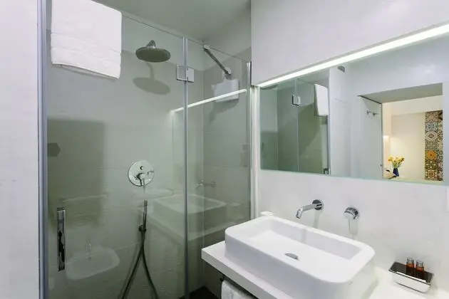 Deluxe Tek Büyük Yataklı Oda, 1 Yatak Odası, Banyolu/Duşlu, Avlu Manzaralı