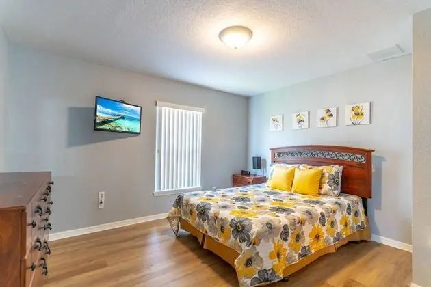 Ev (17637 Silver Creek)