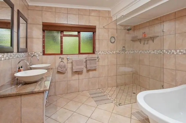 Deluxe Tek Büyük Yataklı Oda (Balcony & Shower)