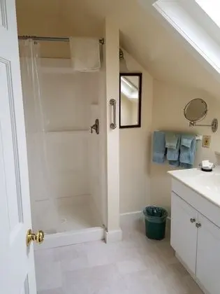 Basic Oda, 1 Büyük (Queen) Boy Yatak, Özel Banyo