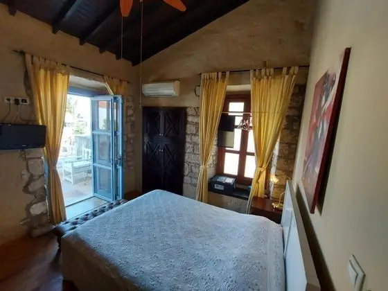 Teraslı Standart Oda, Havuz Manzaralı