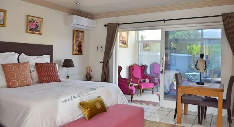 Champagne - Ground Floor Suite