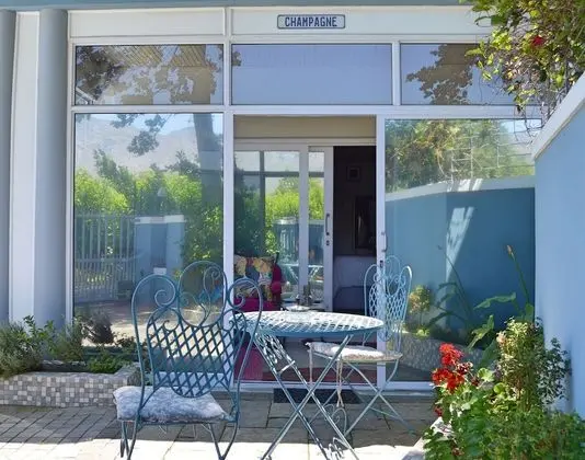 Champagne - Ground Floor Suite