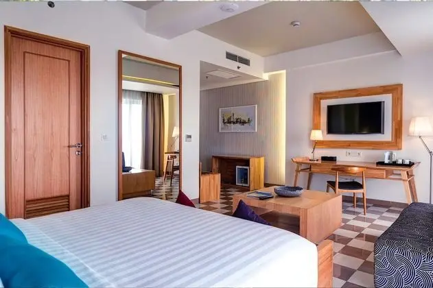Executive Süit, Balkon, Havuz Manzaralı