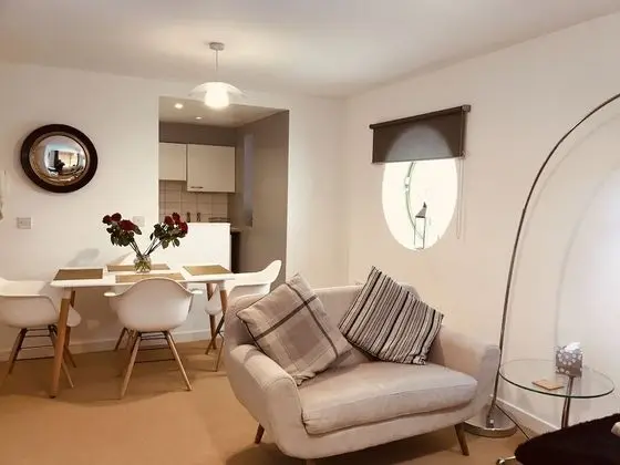 2 Bed Luxury Dockland Apartment