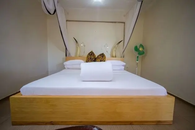 Deluxe Tek Büyük Yataklı Oda, Havuz Manzaralı