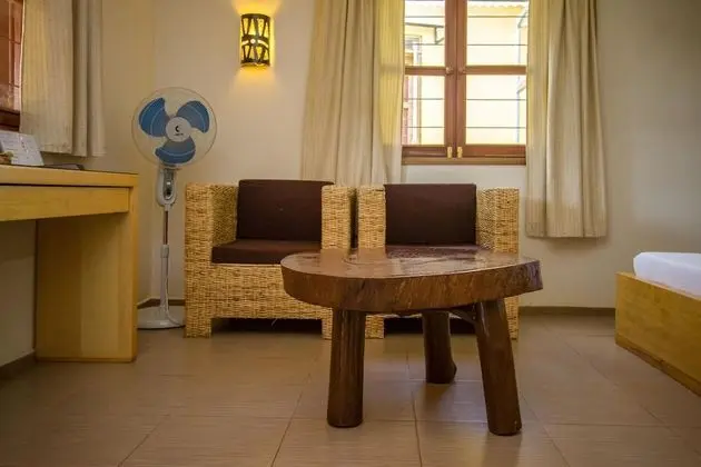 Deluxe Tek Büyük Yataklı Oda, Havuz Manzaralı