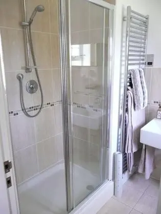 Deluxe Tek Büyük Yataklı Oda (With Shower)