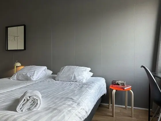 İki Ayrı Yataklı Oda, Ortak Banyo