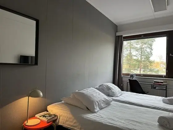 İki Ayrı Yataklı Oda, Ortak Banyo