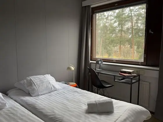 İki Ayrı Yataklı Oda, Ortak Banyo