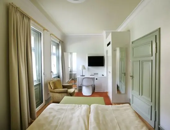 Büyük Yataklı Tek Kişilik Oda