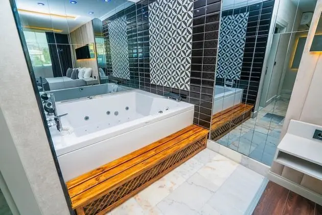 Luxury Oda