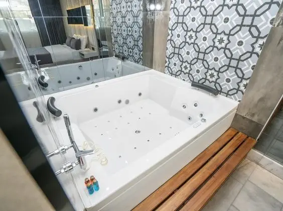 Jacuzzi Deluxe Room