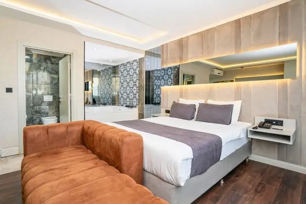 Jacuzzi Deluxe Room