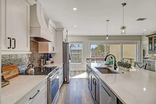 Ev (218 Ohio Ave)