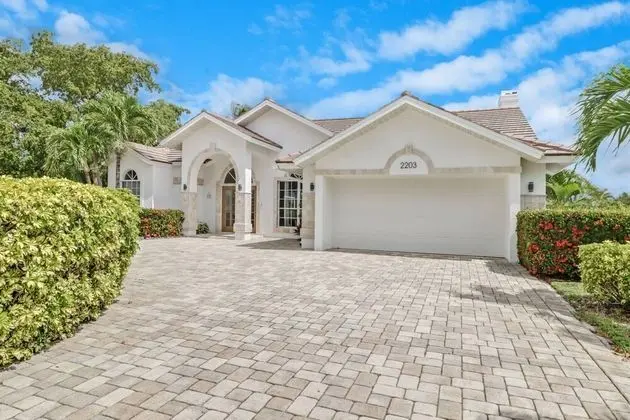 Ev (2203 Cape Coral Pkwy W)