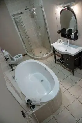 Deluxe King Suites