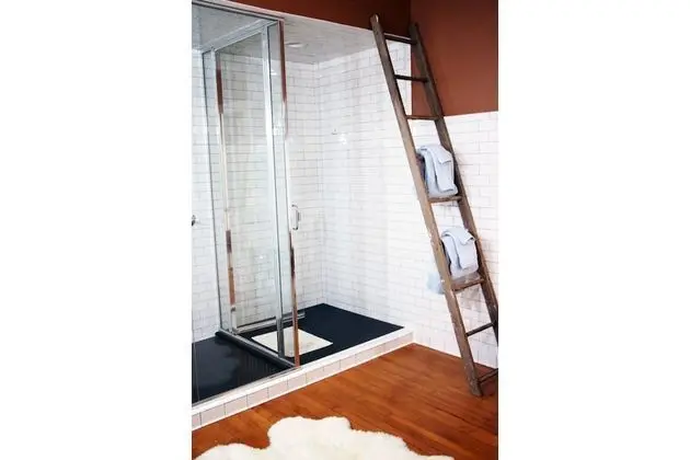 Standard Tek Büyük Yataklı Oda, Banyolu/Duşlu (Hennessy Room)