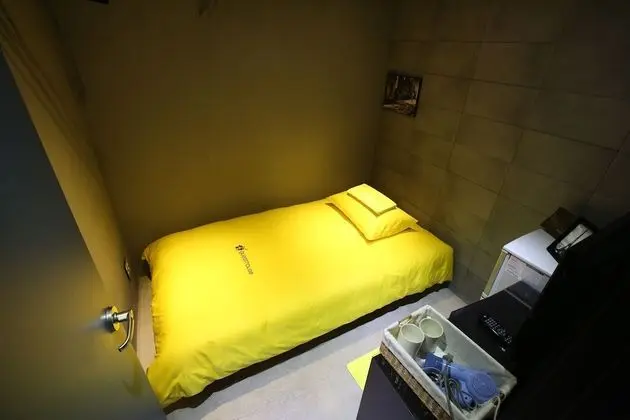 Tek Kişilik Oda, Ortak Banyo (No window)