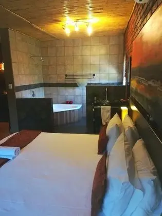 Luxury suite 1st Floor open plan bath.