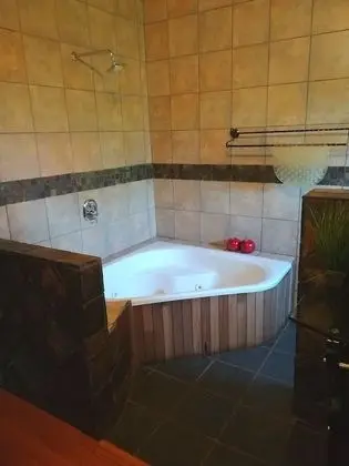 Luxury suite 1st Floor open plan bath.