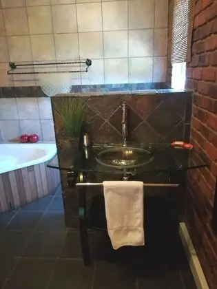 Luxury suite 1st Floor open plan bath.