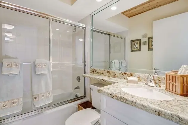 Daire (25870 Hickory Blvd #704)