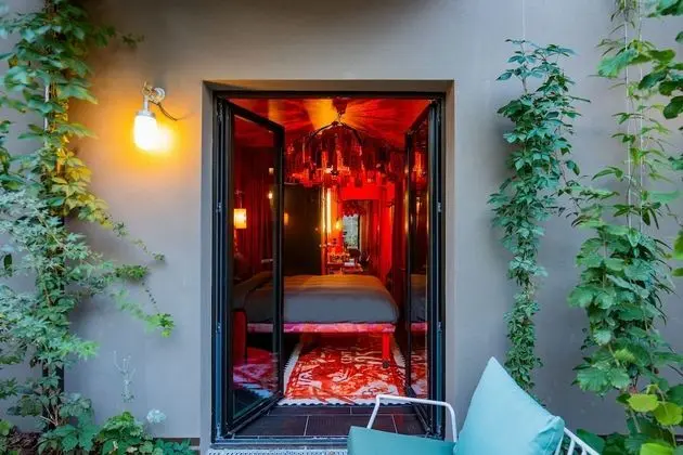 Large Inferno with private Garden