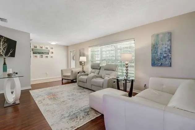 Ev (2709 SW 49th St)