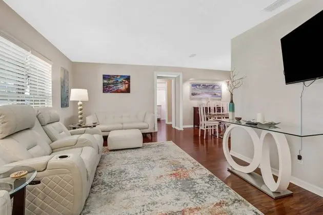 Ev (2709 SW 49th St)