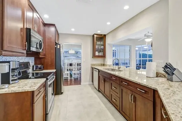 Ev (2709 SW 49th St)