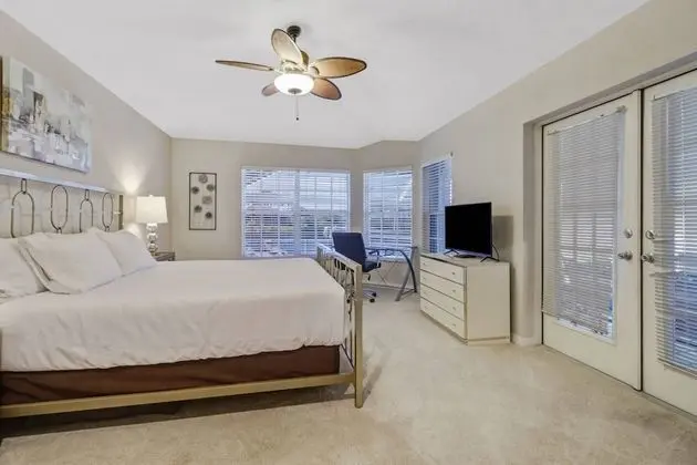 Ev (2709 SW 49th St)