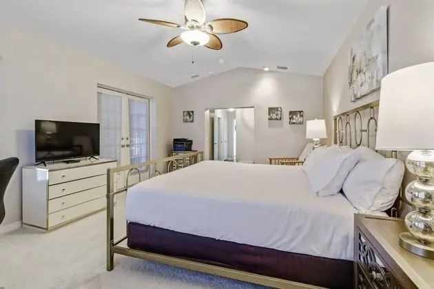 Ev (2709 SW 49th St)