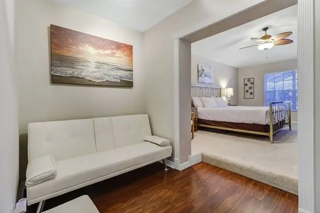 Ev (2709 SW 49th St)