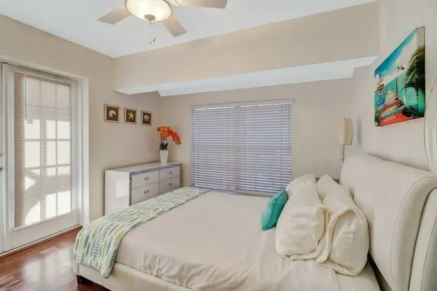 Ev (2709 SW 49th St)