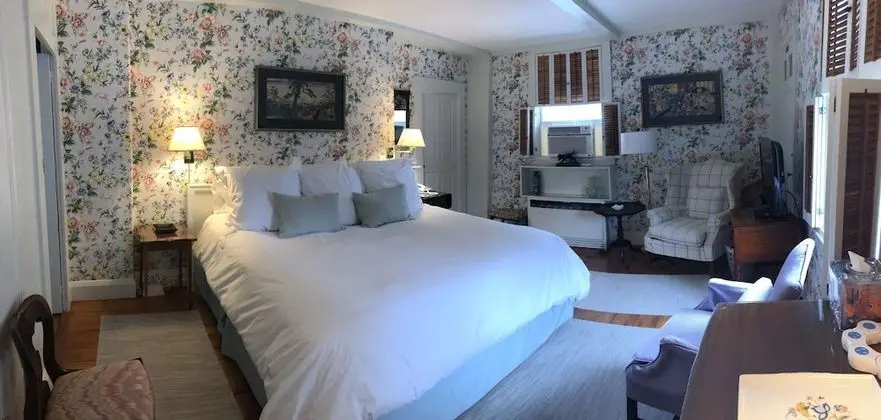 Charming Green Room Boutique B&B