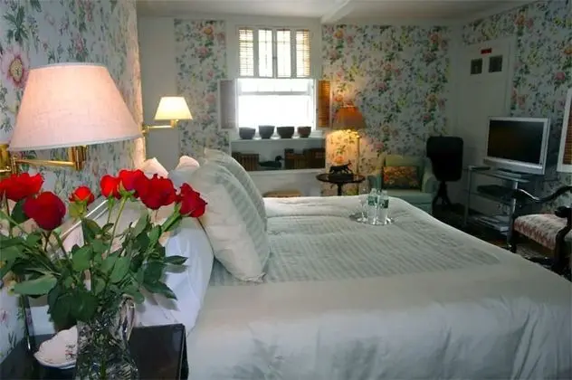 Charming Green Room Boutique B&B