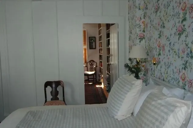 Charming Green Room Boutique B&B