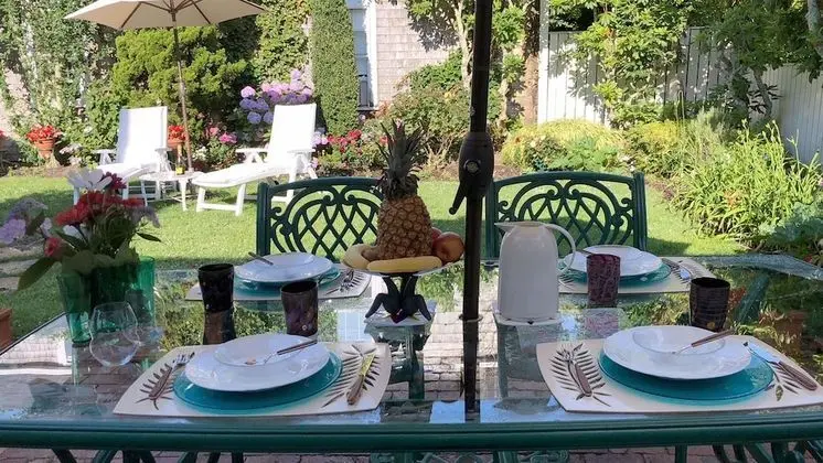 Charming Green Room Boutique B&B