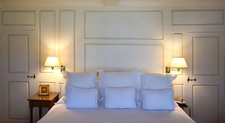 Charming White Room Boutique B&B