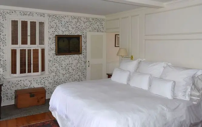Charming White Room Boutique B&B