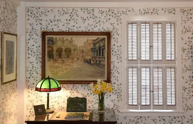 Charming White Room Boutique B&B