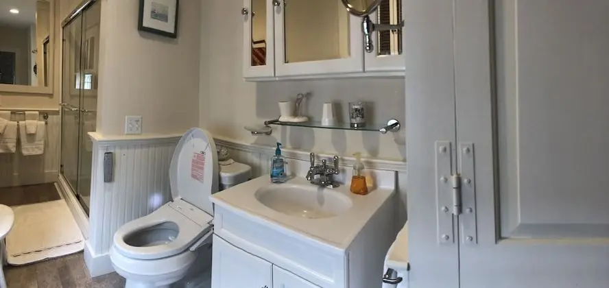 Charming White Room Boutique B&B