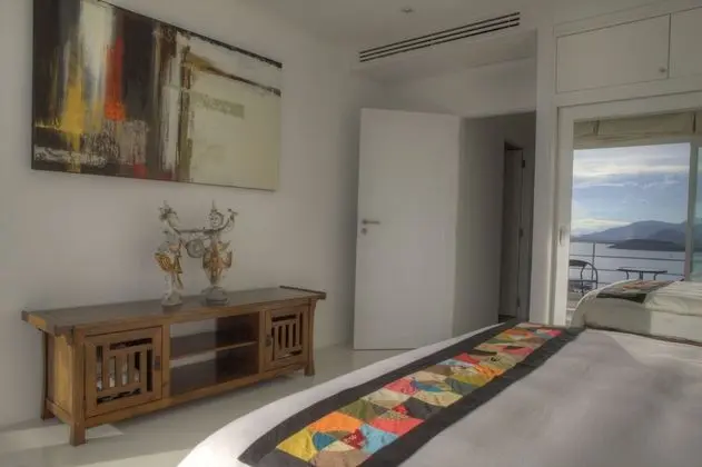 3-Bedroom Apartment with Sea View