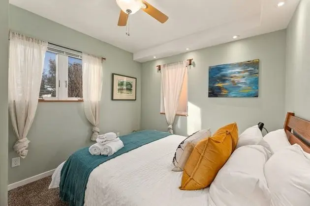 Ev, Birden Çok Yatak, Veranda, Bahçe Manzaralı (322 N. Meldrum)