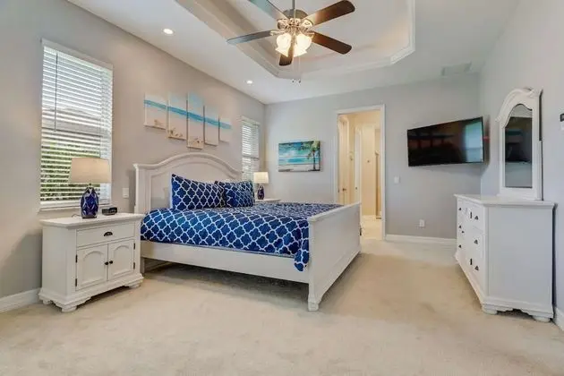 Ev (323 SE 17th St)